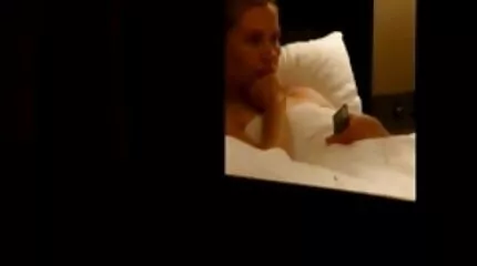 تقود الفتاة سيارة أجرة وتجلس في فيلم سكس عراقي عربي المقعد الخلفي لممارسة الجنس