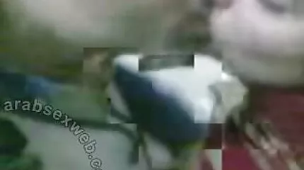 الآسيوية تبحث وقحة يحصل لها الحمار وجمل مارس الجنس من قبل اثنين من ديكس في سكي عربي عراقي وقت واحد.