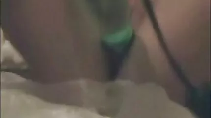 عمة سمينة تقطر الشمع على جسد سكس مصرى عراقى الفتاة العاري وتضرب بوسها