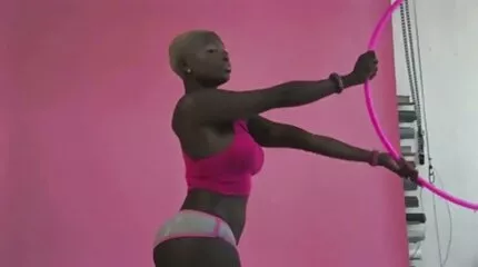 أثارت امرأة سكس عراقي وعربي مفلس أثناء التنظيف وأرادت ممارسة الجنس.