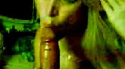 شقراء سكس عربي وعراقي ناضجة مع الثدي يحب التدخين واللعنة والشباب