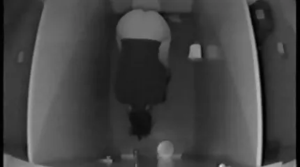 قام العملاق الجنسي سكس عربي عراقيات الإيطالي بضرب ثقوب البقرة الروسية