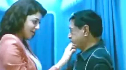السيدة الناضجة سكس عربي مصري عراقي العارية مجنونة بممارسة الجنس في المكتب