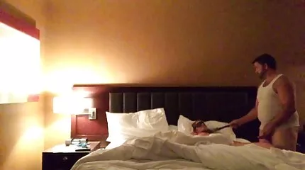 الفتاة تجلس مع موقع سكس عربي عراقي كسها على وجه صديقتها وتتمتع بلعق كس