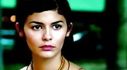 تظهر الفتاة عارية شرجها سكس عراقي تصوير مخفي ومهبلها على الأريكة أمام الكاميرا