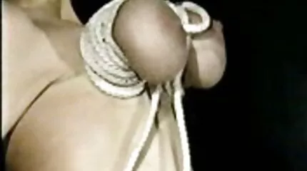 امرأة سمينة ذات صدر ضخم تظهر جسدها العاري سكس عربي عراقيات