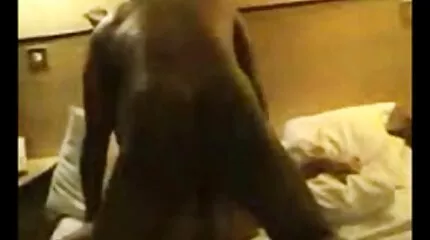 جاءت فتاة سكسي عربي ايجات آسيوية للمقابلة ومارس الجنس على ساق واحدة