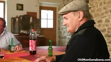 حليقي الرؤوس مثلية سكسي عرب عراقي يلعق البظر صديق.
