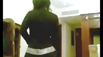 شقراء مفلس تغمرها نائب الرئيس في المرحاض من سكس عربى عراقى الرأس إلى أخمص القدمين