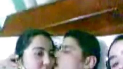 فتاة ذات شعر متعدد الألوان تمارس سكي عربي عراقي الجنس مع رجل