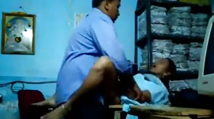 أعطت كتكوت ناضج مدبوغ مع كس سكس محارم عربي عراقي غير حليق نفسها لعشيقها