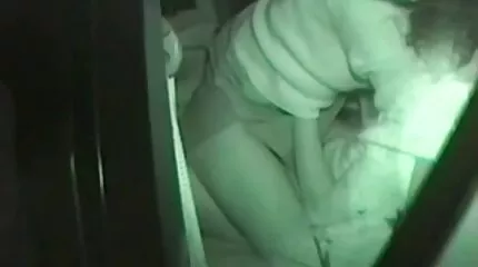 الجمال الناضج كان يمسح كس على خزانة ذات أدراج أمام المرآة ويمارس قصص سکس عراقی الجنس مع العاهرة.