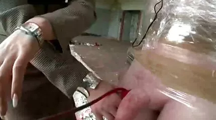 العصير الأمريكي يشوي الآسيوية بالسرطان سكس عراقي وعربي على الأريكة ويضع في الفم.