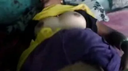 الرجل سكس عراقي عربي حليق الرأس سيضع كس صديقته الضيق على قضيبه.