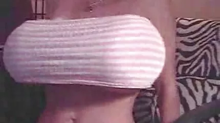 فتاة مثيرة تتعرى في غرفة القياس سكس عربي وعراقي