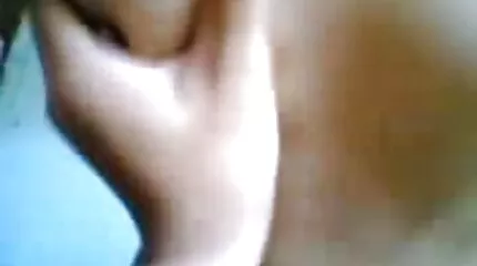 ربطت فتاة آسيوية قضيبًا ضخمًا من متخنث وبدأت تسخر سكسي عربي وعراقي