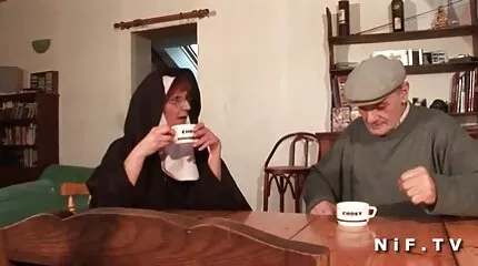 ذهبت وقحة مفلس مع رجل افلام سكسيه عراقيه عربيه وبدأت ممارسة الجنس الرائع هناك